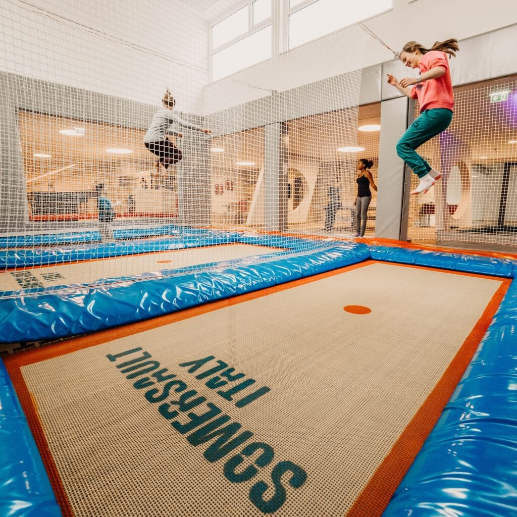 Kinder springen im Indoortrampolin.