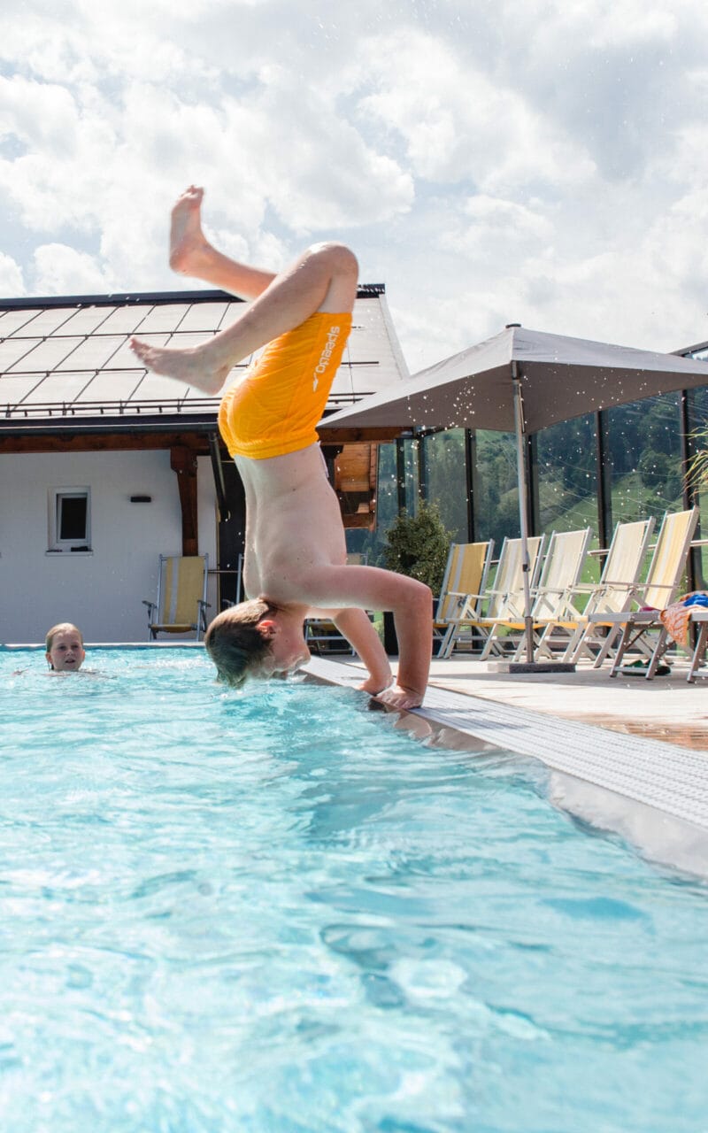 Erleben im Hofgut fuer Kinder Familypools Kopfstand