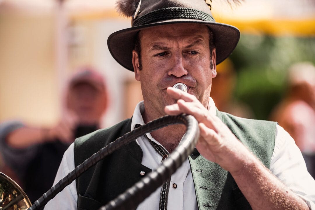 Hofgut-Apartment-Lifestyle-Resort-Erleben-im-Sommer-Musik-und-Theater-am-Marktplatz-Blaeser