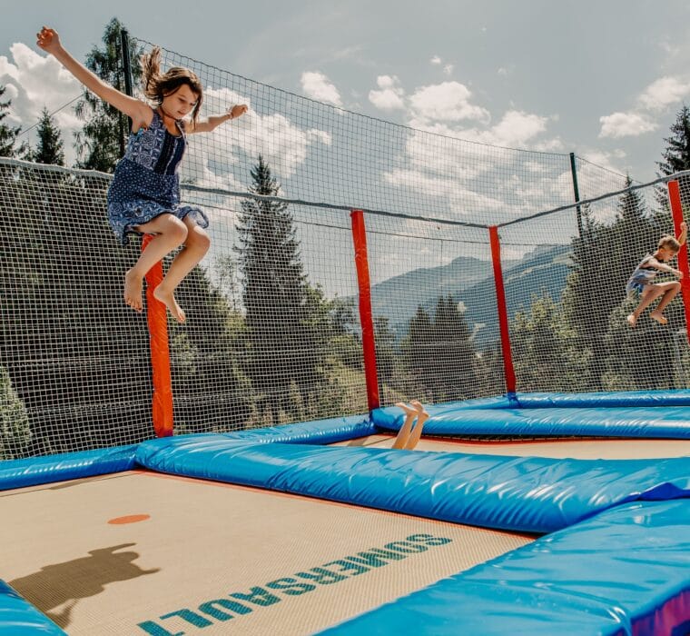 Hofgut-Apartment-lifestyle-resort-erleben-fuer-Kinder-Outdoor-Trampolinanlage