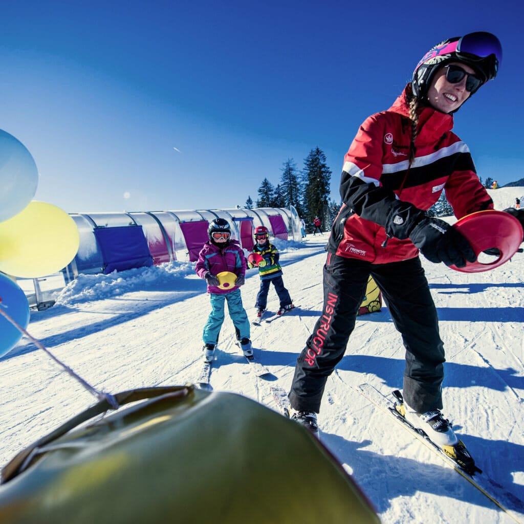 Hofgut-wagrain-apartment-lifestyle-resort-erleben-im-winter-Familienwinter-Skikurs