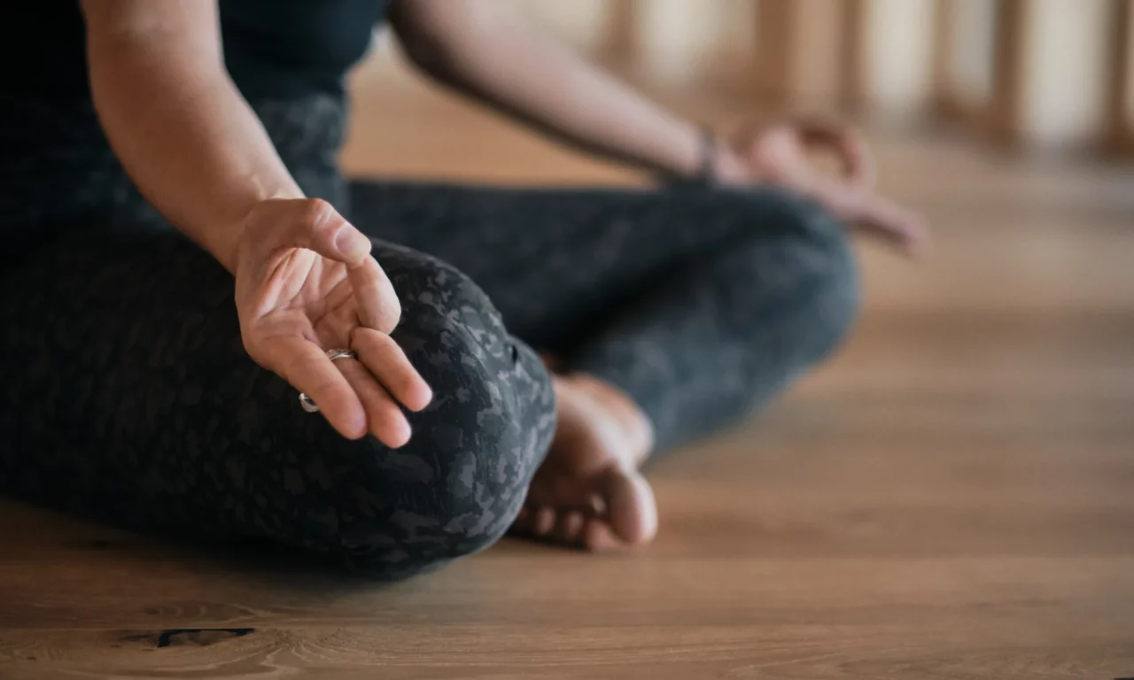 Ruhiger Yogamoment im Hofgut Wagrain – Achtsamkeit und Entspannung in der stilvollen Atmosphäre des Bewegungsraums.