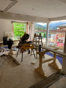 Udsigt til det indvendige arbejde på Hofgut Wagrain - hvor byggepladsen snart vil blive forvandlet til alpine boligdrømme. Med panoramaudsigt, naturlige materialer og præcist håndværk skabes der et nyt sted med hygge for familier og feinschmeckere.