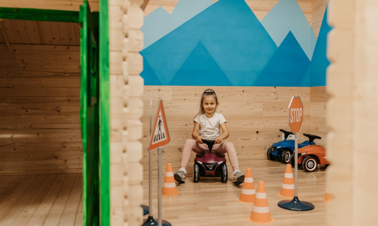 Hofgut-apartment-lifestyle-resort-minipark-bobbycar_SelinaFlaschPhotography_