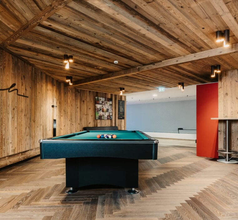 hofgut-apartment-lifestyle-resort-147-Billiard_SelinaFlaschPhotography_