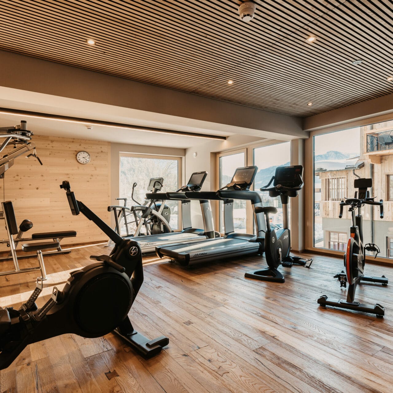 hofgut-apartment-lifestyle-resort-fitnessstudio-rowing-machine115