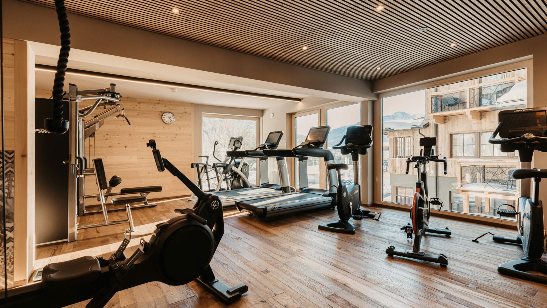 hofgut-apartment-lifestyle-resort-fitnessstudio-rowing-machine115