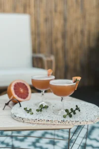 Cocktail auf der Apartmentterrasse im Hofgut Wagrain.