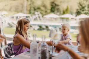Forfriskende cocktail i et stilfuldt kobberbæger - med smag af citron, mynte og rosmarin. Sommerlige øjeblikke af nydelse på Hofgut Wagrains terrasse, hvor alpin lethed møder kulinarisk raffinement.