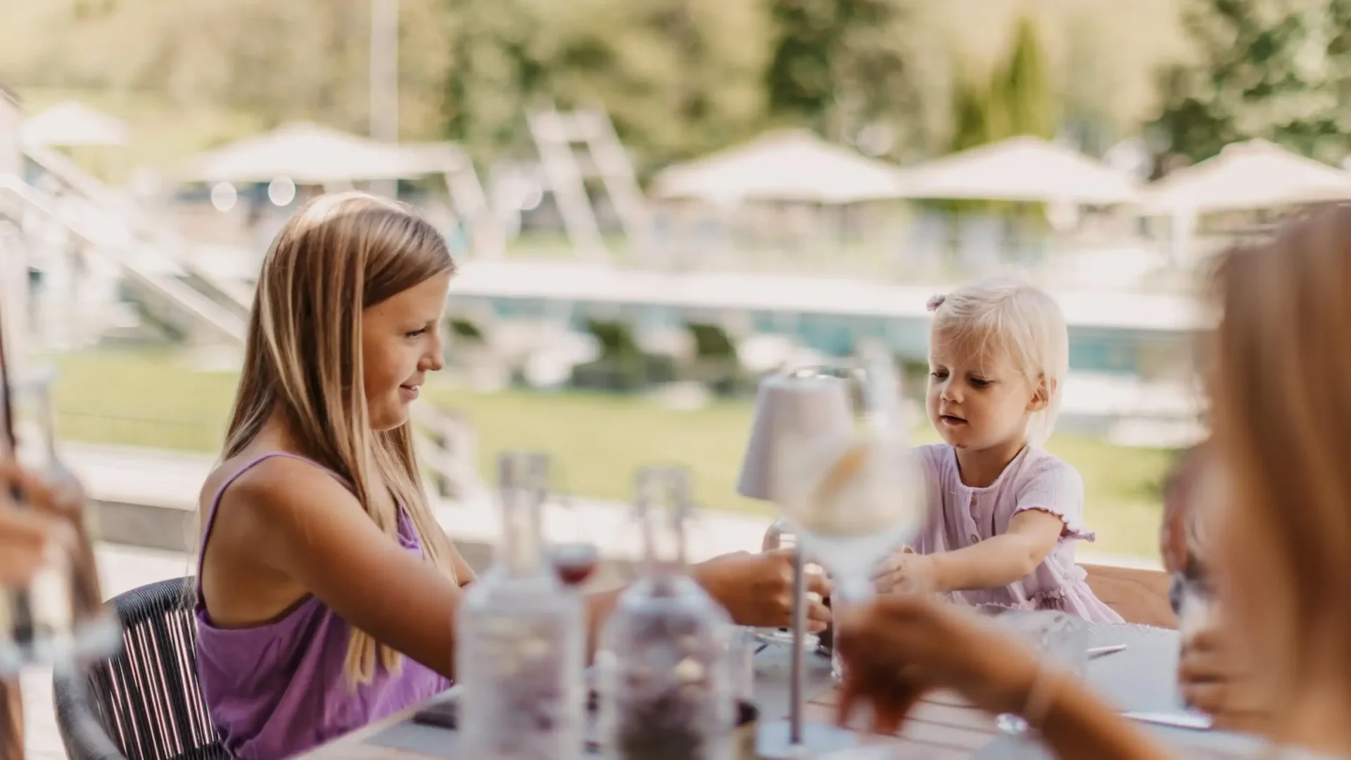 Fröhliche Kinder auf der Sonnenterrasse des Hofgut Wagrain.