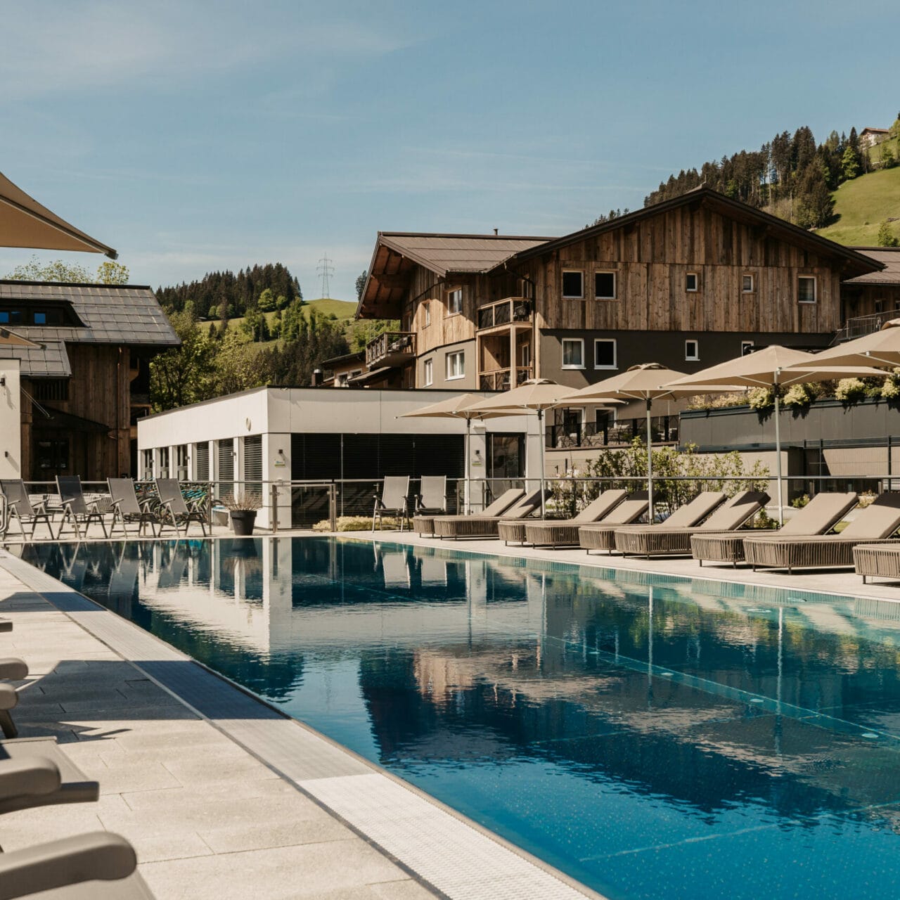 Hofgut-Wagrain-Apartment-Lifestyle-Resort-Wagrain-aussenansicht-pool-sommer 415