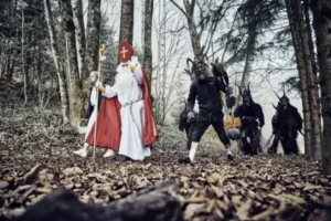 Nikolaus og Krampus under det traditionelle optog gennem vinterskoven - en imponerende oplevelse mellem skikke, mystik og levende alpekultur i adventstiden omkring Wagrain-Kleinarl.