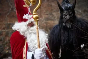 Nikolaus og Krampus i imponerende kontrast - himmelsk og skræmmende på samme tid. En levende skik fra Salzburger Land, som får børnehjerter til at banke hurtigere og gør adventstiden på Hofgut Wagrain særligt stemningsfuld.