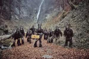 Den skræmmende Zottl Pass Krampus-gruppe foran en mystisk naturkulisse med et vandfald - et imponerende skuespil af alpetradition, der er dybt forankret i Wagrain-Kleinarl-regionen og giver uforglemmelige øjeblikke i adventstiden.