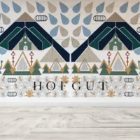 Stijlvol wandontwerp bij Hofgut Wagrain - modern Alpenpanorama in een geometrische vormentaal met bloemenelementen en zachte kleuren. Een artistiek statement voor nabijheid tot de natuur, esthetiek en alpine levensvreugde.