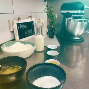Alle ingredienserne til påskeflæsket er kærligt forberedt - mel, mælk, sukker og smør venter i Hofgut-køkkenet på at gøre deres store entré i det traditionelle påskebagværk.