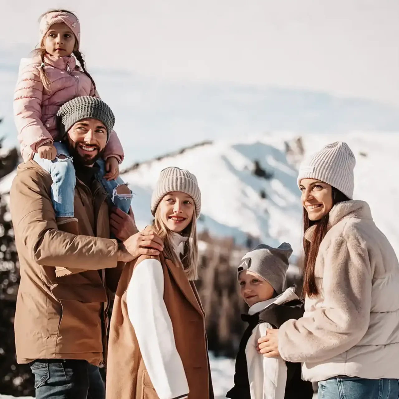 Familie in den verschneiten Bergen des Skigebietes Ski Amadé.