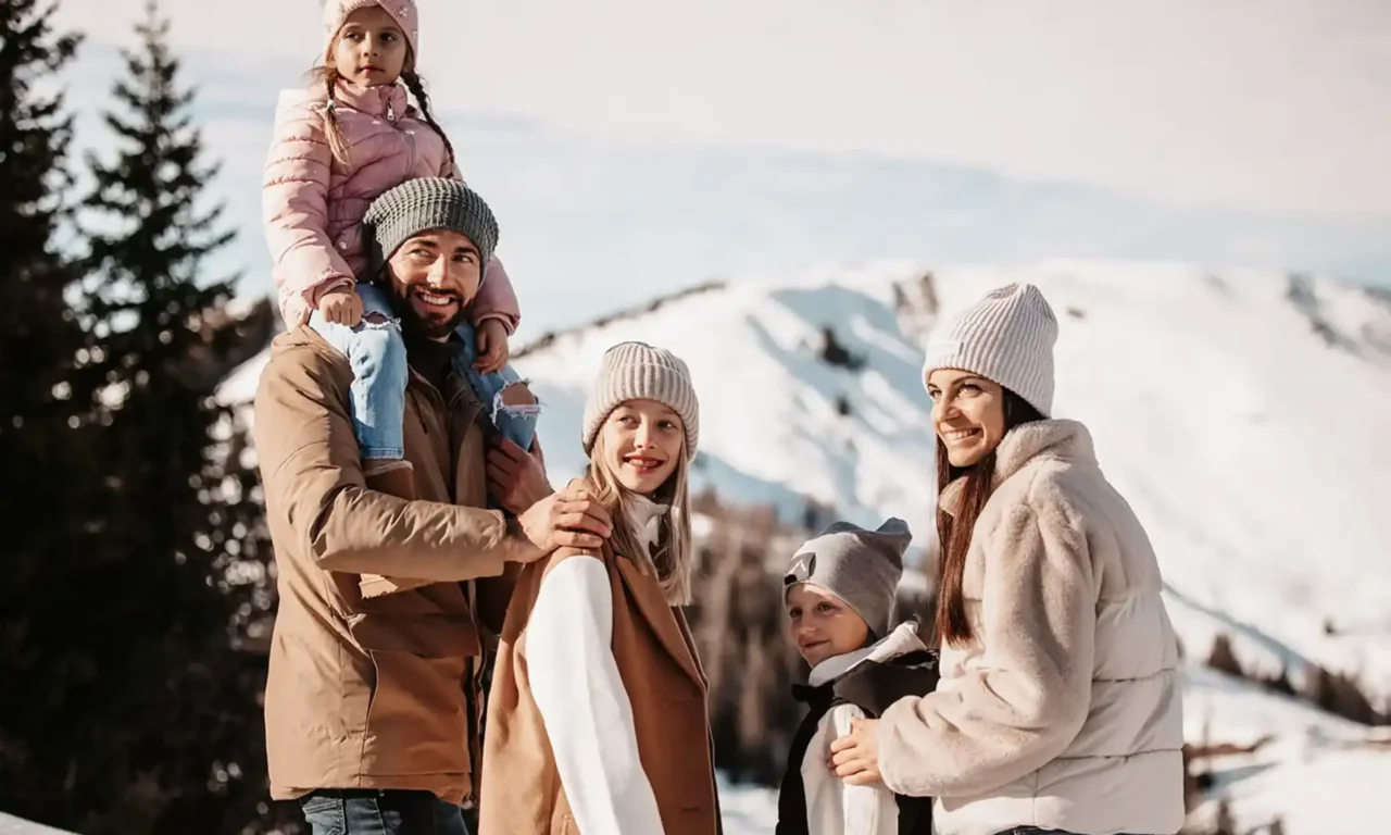 Familie i vinterlandskabet med bjerge i Wagrain-Kleinarl.