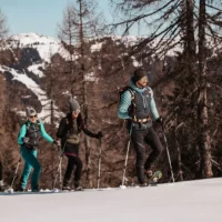 Winterabenteuer für die ganze Familie – Schneeschuhwandern in der verschneiten Bergwelt rund um das Hofgut Wagrain, mit strahlendem Sonnenschein und Panoramablick auf die Alpen.