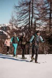 Together through the winter - family snowshoeing through the snow-covered nature around Hofgut Wagrain, with sunshine, mountain views and unforgettable moments.