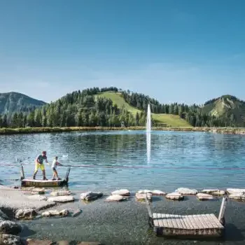 Idyllisch bergmeer met playstation - tijd voor het gezin midden in de Alpen met waterpret en panoramisch uitzicht op de Salzburger bergen.