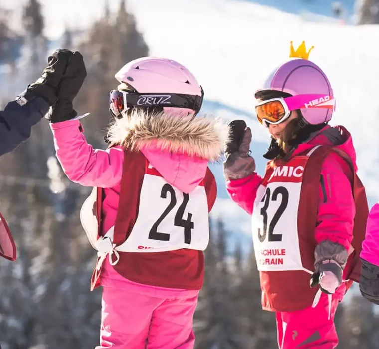 Beaming children on a ski course in Wagrain - full of pride and team spirit after the final race at the ski school in the heart of the Ski Amadé winter paradise.