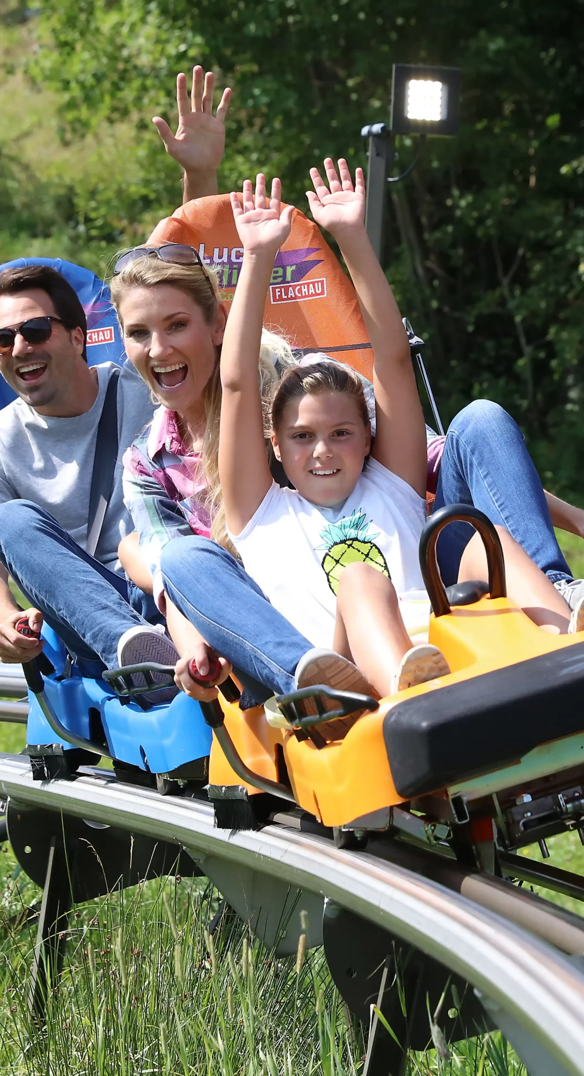 Lachen, Tempo, Familienzeit – fröhliche Sommerfahrt mit der Alpen-Achterbahn Lucky Flitzer in Flachau.