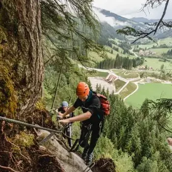 Hoog op de rotsen - beveiligd klimavontuur met adembenemend uitzicht op de vallei en het berglandschap in het Salzburger Land.