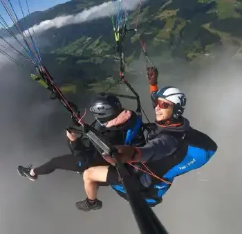 Zo vrij als de wind - tandemparagliding boven de wolken met een spectaculair uitzicht op de Salzburger bergen.