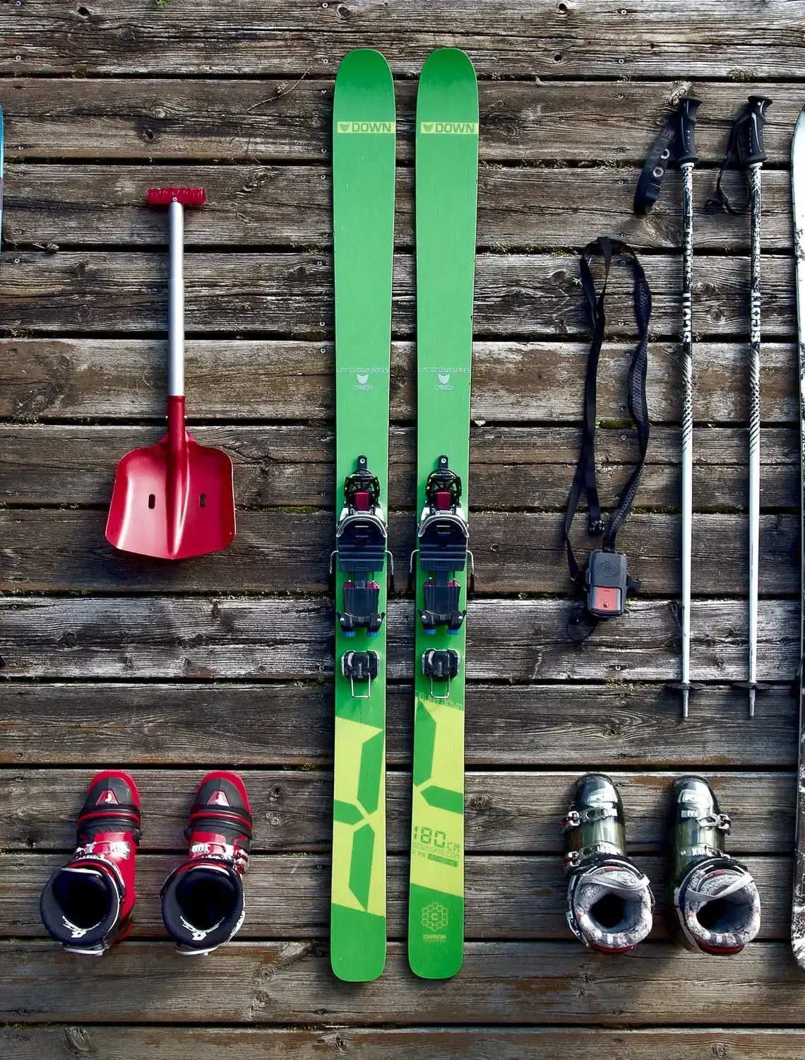 Bereit für den Pistenspaß – Ski, Skischuhe und Ausrüstung perfekt vorbereitet für einen aktiven Wintertag rund ums Hofgut Wagrain im Snow Space Salzburg.