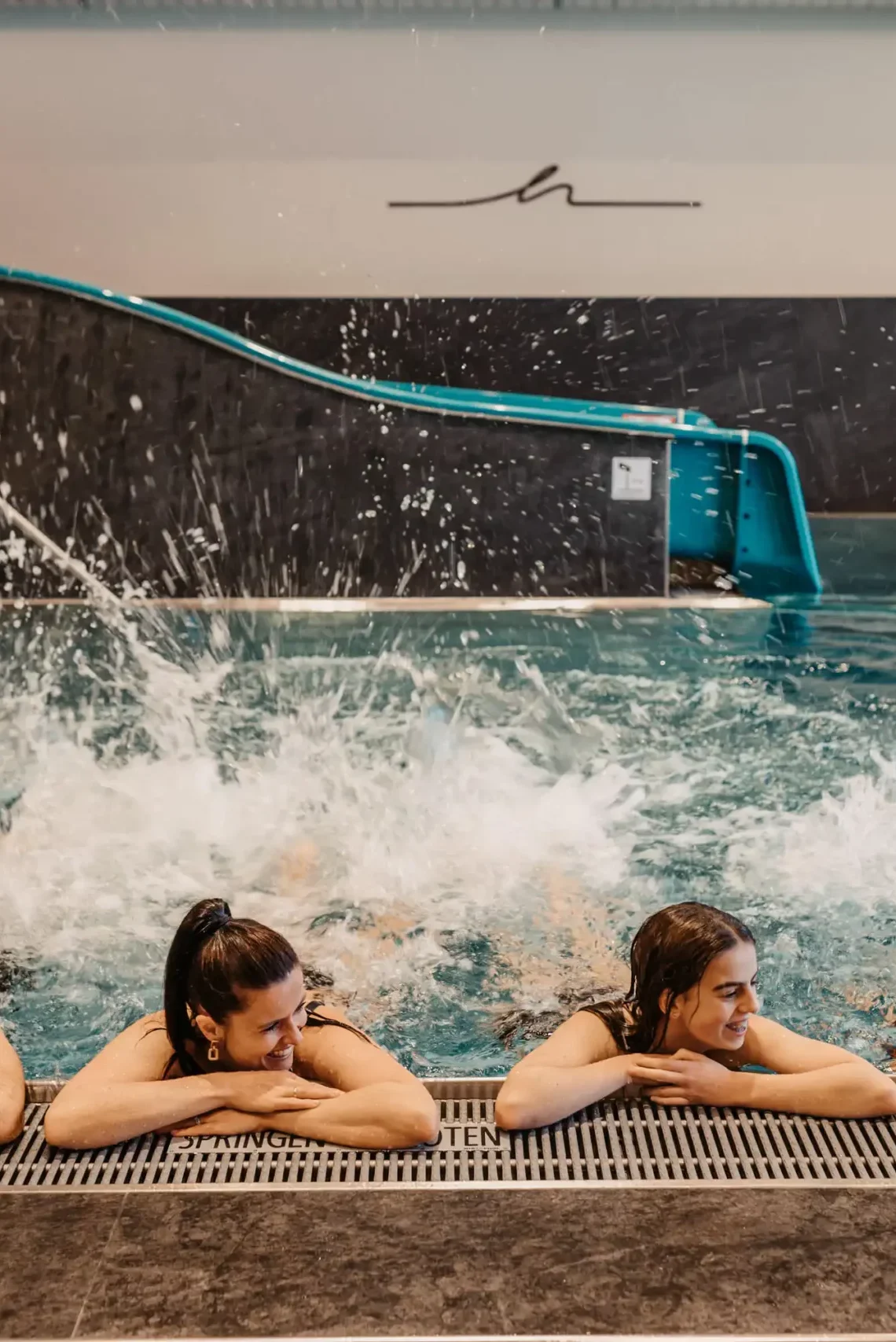 Unbeschwerter Badespaß für die ganze Familie: Im warmen Indoorpool des Hofgut Wagrain genießen Groß und Klein ausgelassene Momente – mit Wasserrutsche, Spritzvergnügen und ganz viel Lachen.