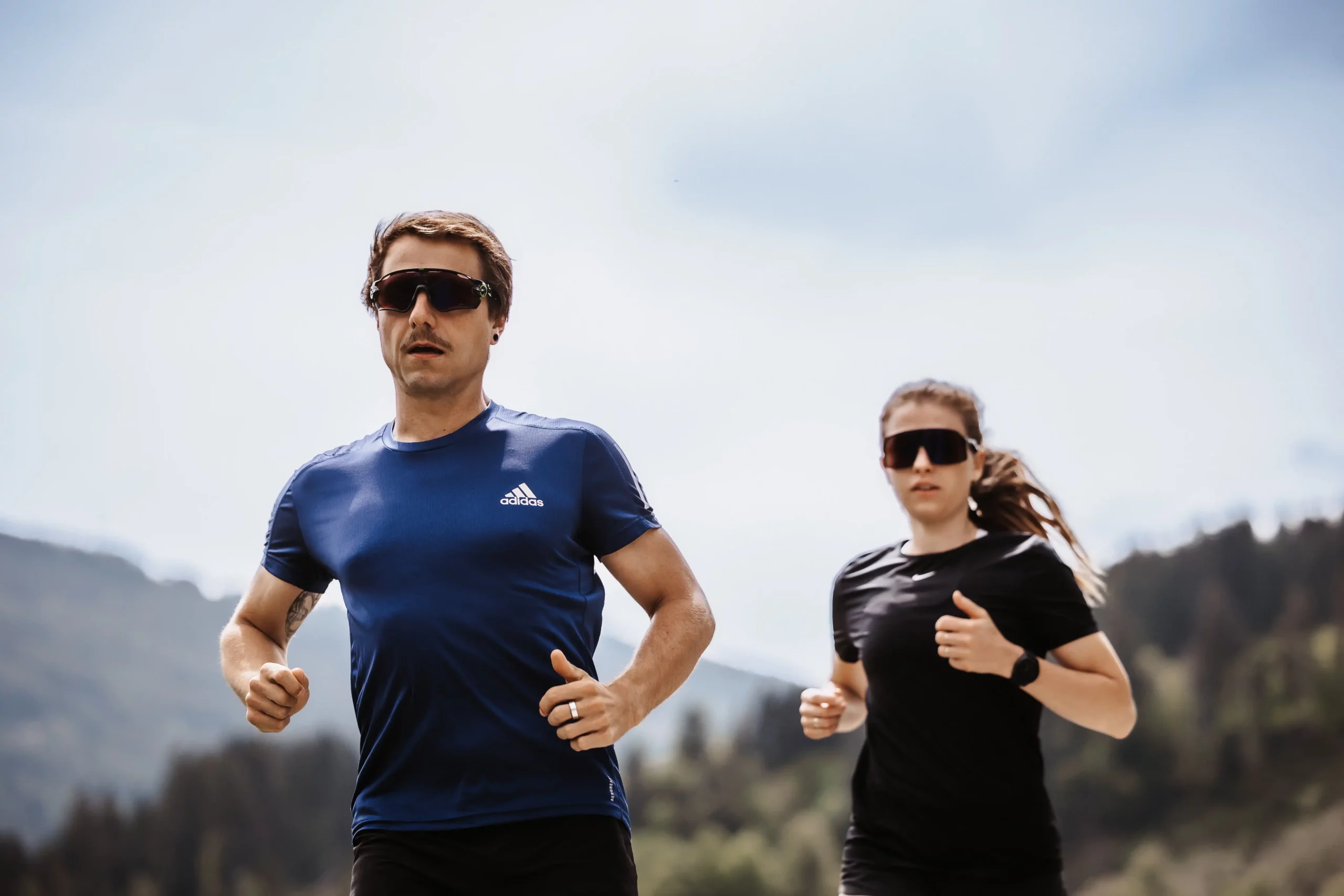 Vol energie voor de dag - twee atleten trainen samen tegen een alpine achtergrond rond Hofgut Wagrain in het Salzburger Land.