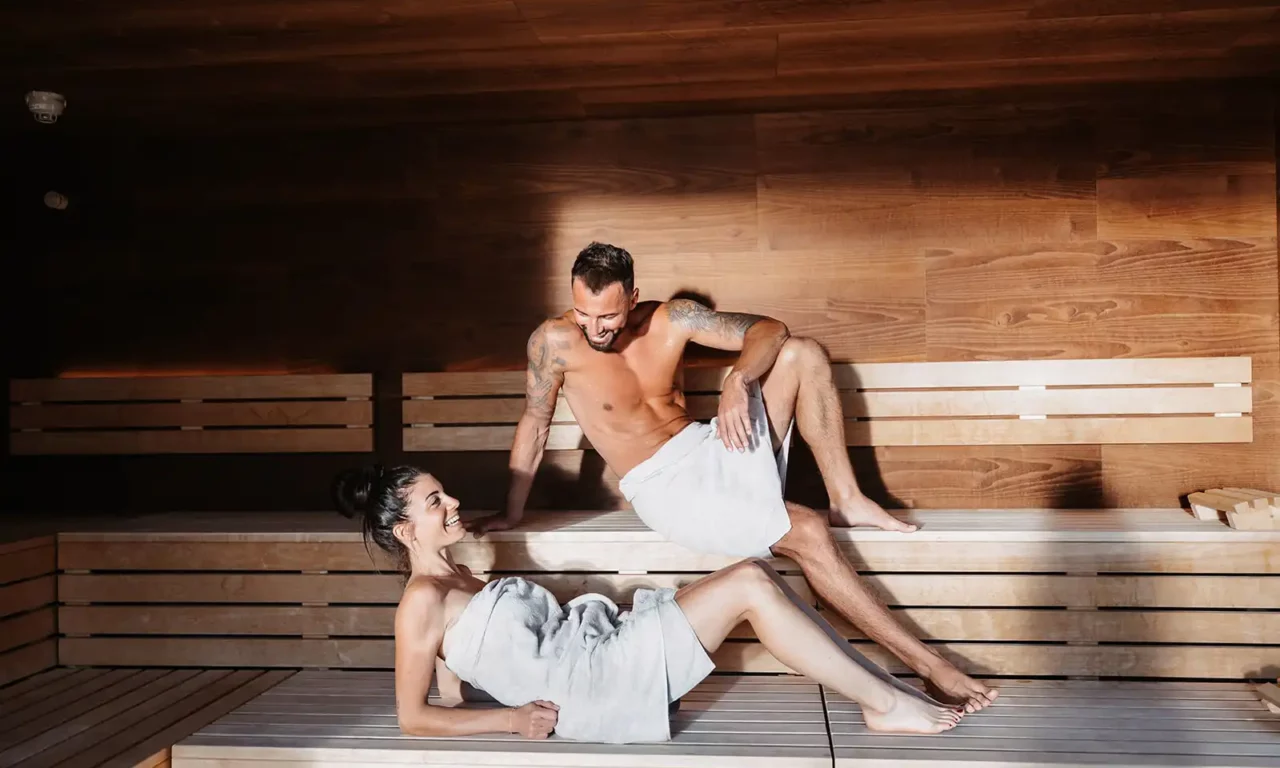 Hofgut©Elisabeth_Fotografie-610 Man en vrouw genieten van de warmte van een stijlvolle houten sauna.
