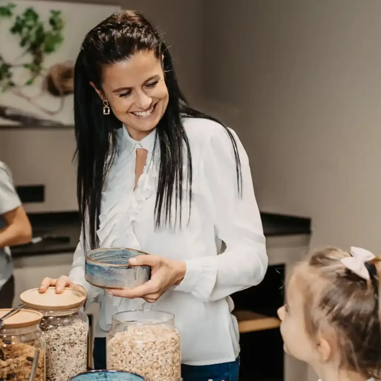 Společná snídaně v Hofgutu Wagrain – matka a dcera si užívají rozmanitý müsli bufet s čerstvými regionálními surovinami.