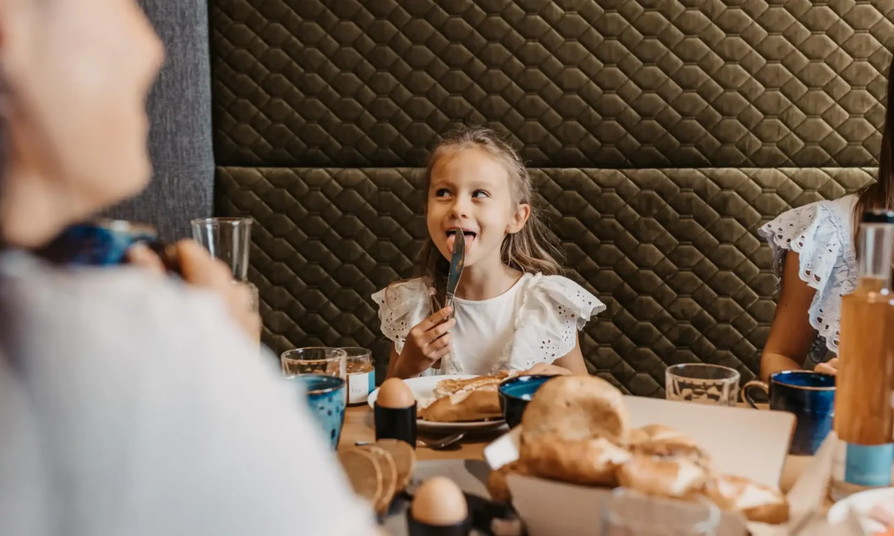 Gemeinsames Frühstück im Familienurlaub: Genussvolle Morgenstunden mit regionalen Produkten im gemütlichen Apartment des Hofgut Wagrain.