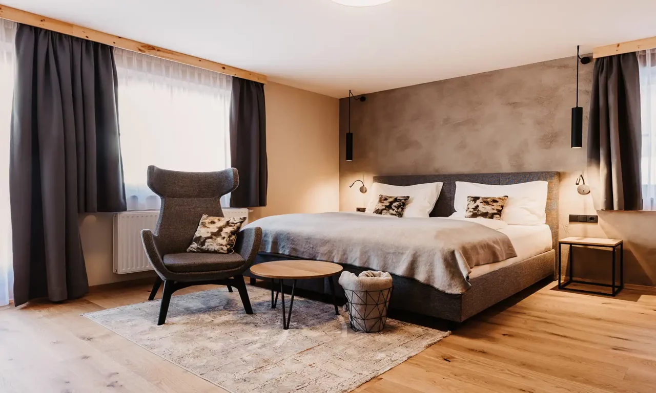 Studio-Wohnung im Hofgut Wagrain - stilvolles Design mit Boxspringbett und alpinem Flair.