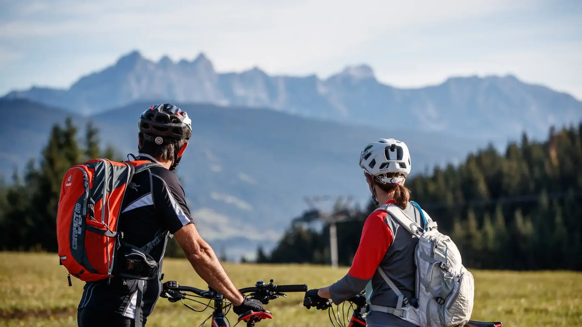 Zwei Radfahrer genießen die Aussicht auf das Bergpanorama beim Biken rund um das Hofgut Wagrain