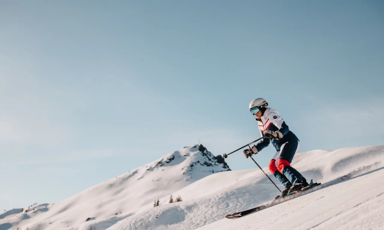 Skiërs op een perfect geprepareerde piste in het winterlandschap.