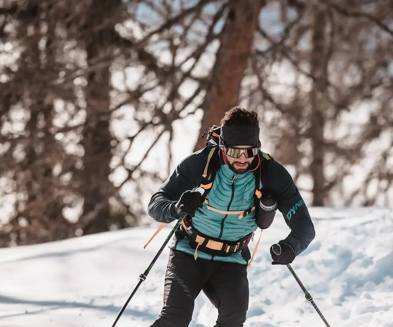 Skitourengeher in winterlicher Berglandschaft – sportliche Aktivität im Hofgut Wagrain.