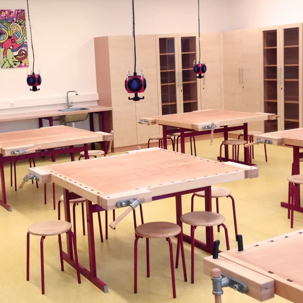 Erleben-im-Hofgut-für-Kinder-Kreativwerkstatt-Werkbank Kreativraum mit Werkbänken und kindgerechter Ausstattung im Hofgut Wagrain