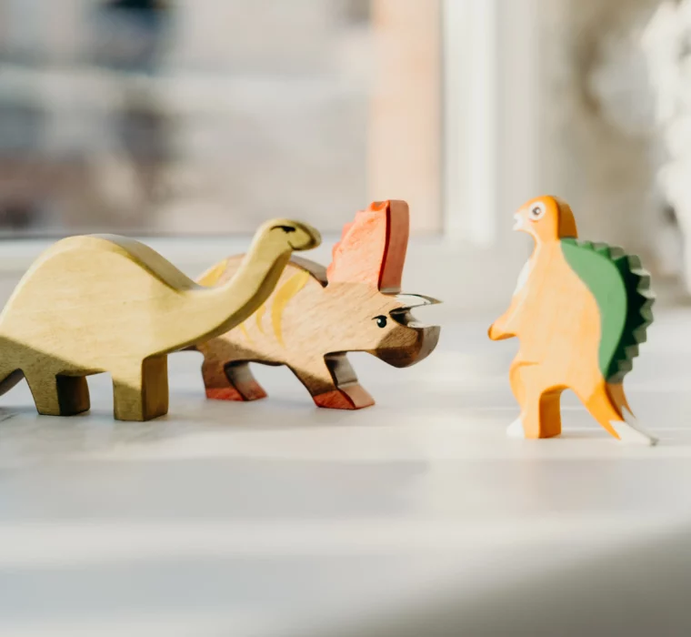 Erleben-im-Hofgut-für-Kinder-Mini-Park-Dinosaurier Holzdinosaurier im Kinderbereich des Hofgut Wagrain.