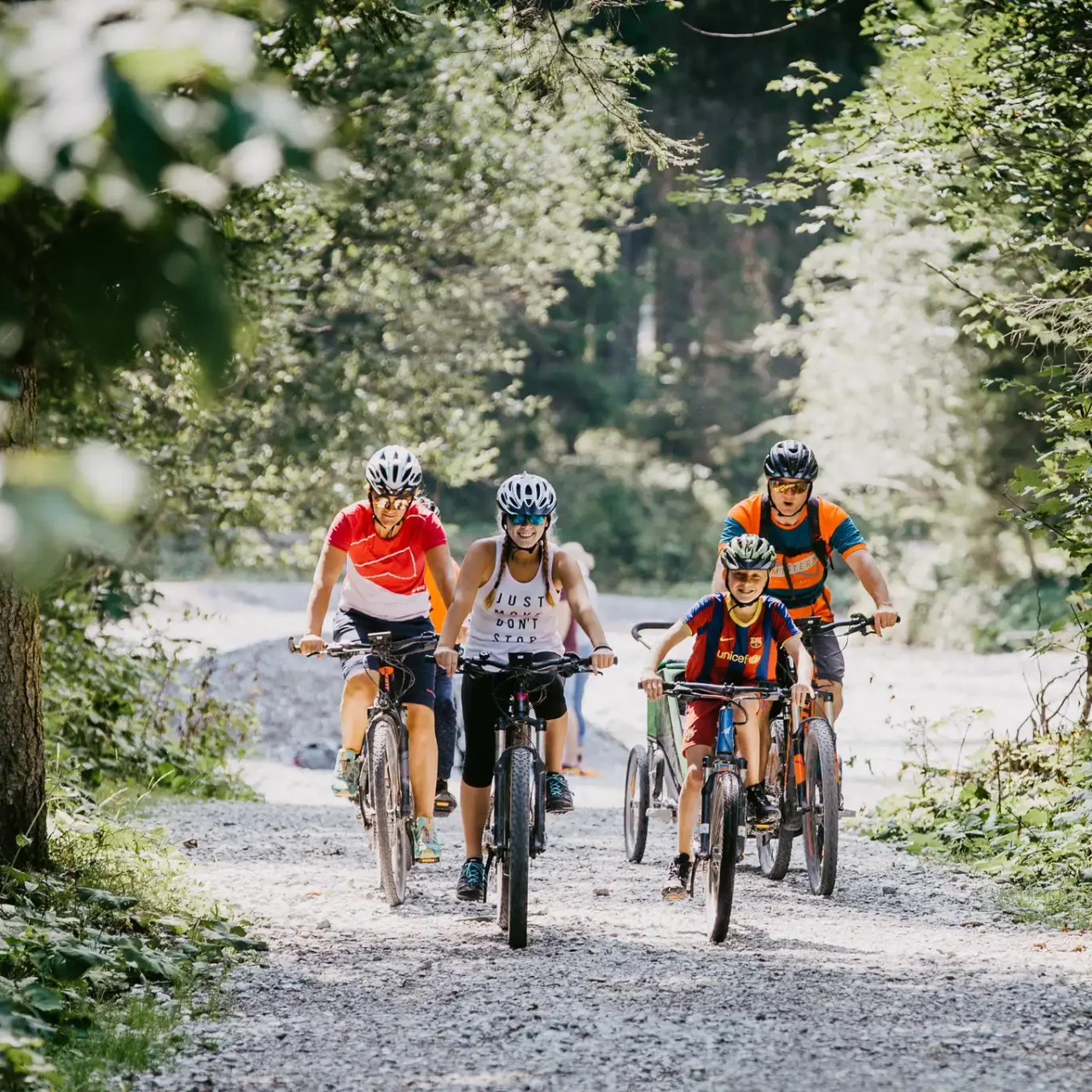 Rodinná cyklistika na lesní cestě u Hofgut Wagrain - aktivní letní dovolená v Alpách.