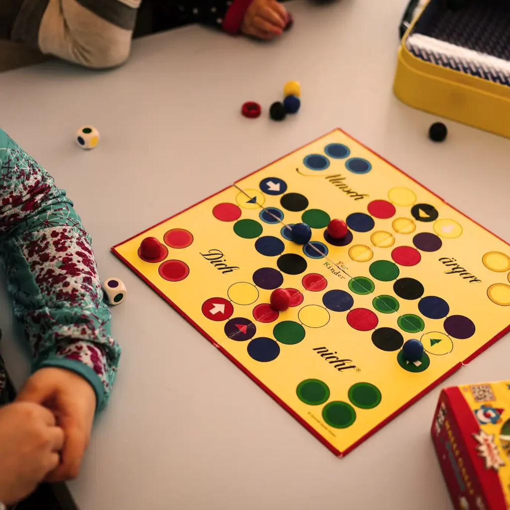 Hofgut-Wagrain-Apartment-Lifestyle-Resort-Erleben-für-Kinder-Kinderbetreuung Kinder spielen Brettspiel im Familienurlaub im Hofgut Wagrain.