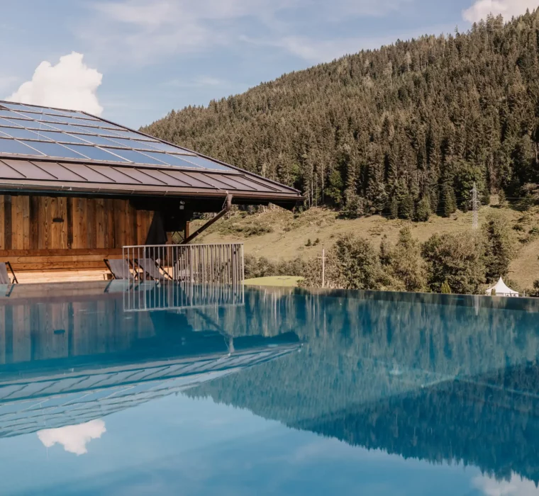 Hofgut-Wagrain-Apartment-Resort-Wagrain 597 Infinity zwembad met panoramisch uitzicht op de Salzburger bergen bij Hofgut Wagrain