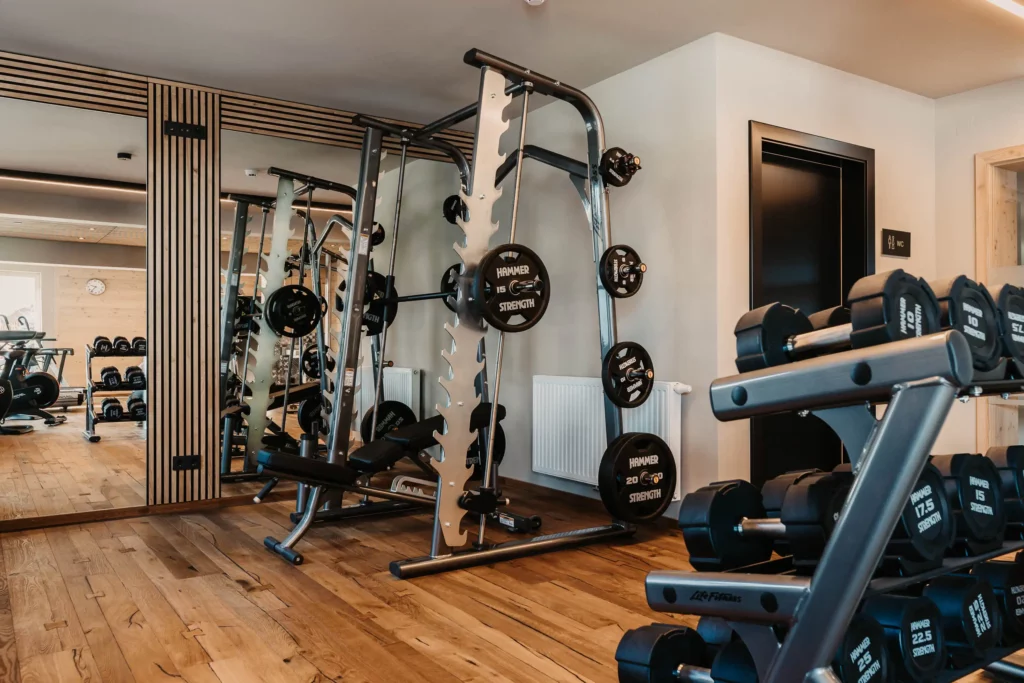 Modern fitness studio at Hofgut Wagrain with high-quality equipment for effective training in an Alpine feel-good atmosphere.