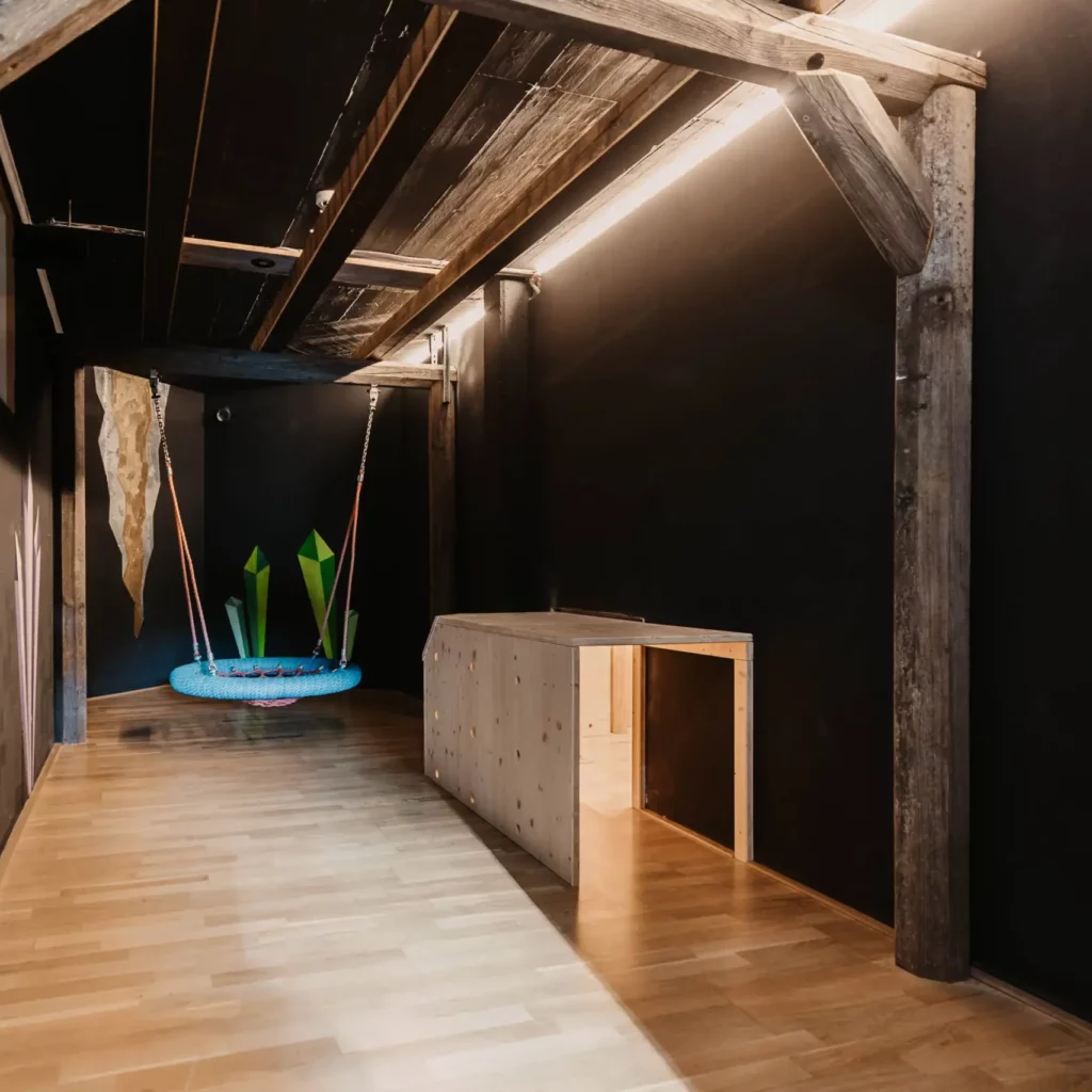 Hofgut-aparment-lifestyle-resort-wagrain-134 Geheimgang und Nestschaukel im Hofgut Wagrain – ein fantasievoller Rückzugsort zum Schaukeln, Verstecken und Träumen.