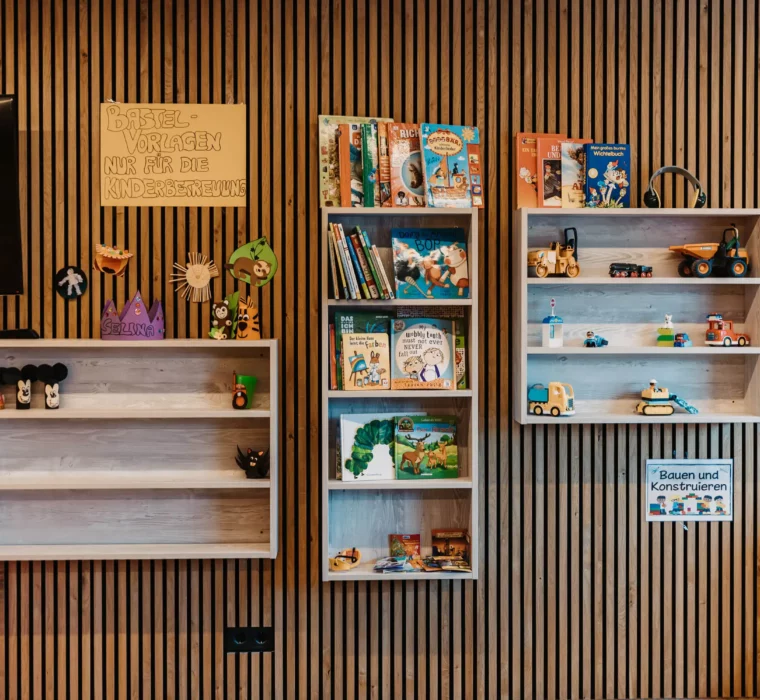 Hofgut-aparment-lifestyle-resort-wagrain-138 Kinderbereich im Hofgut Wagrain mit Büchern, Spielen und Bastelmaterial.