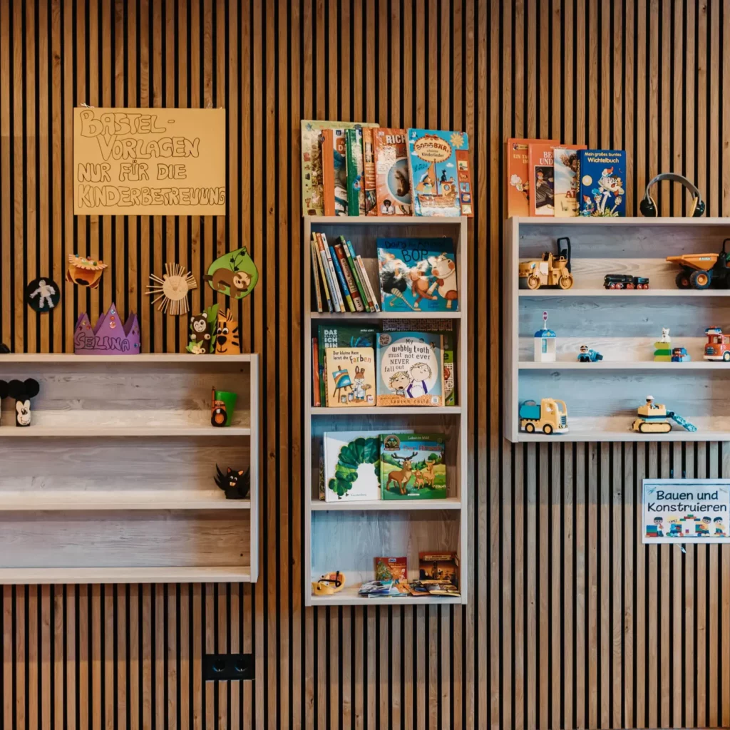 Hofgut-aparment-lifestyle-resort-wagrain-138 Kinderbereich im Hofgut Wagrain mit Büchern, Spielen und Bastelmaterial.