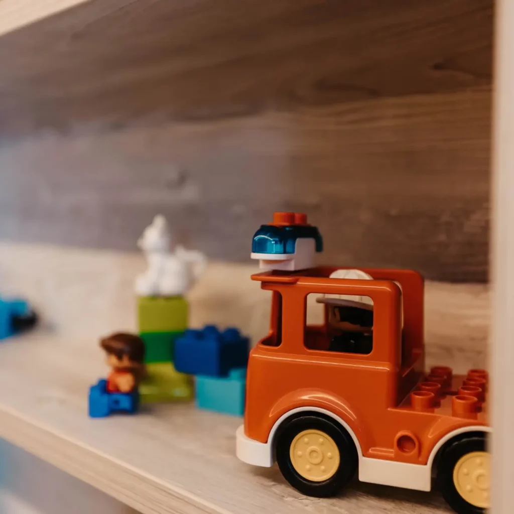 Hofgut-aparment-lifestyle-resort-wagrain-140 Bau- und Spielzeugautos im Kinderbereich des Hofgut Wagrain.