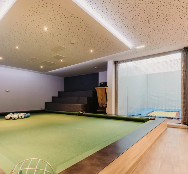 Hofgut-aparment-lifestyle-resort-wagrain-151 Riesenwuzzler mit Fußbällen und Indoor-Trampoline im Hofgut Wagrain – für sportliche Action und unvergessliche Familienmomente.